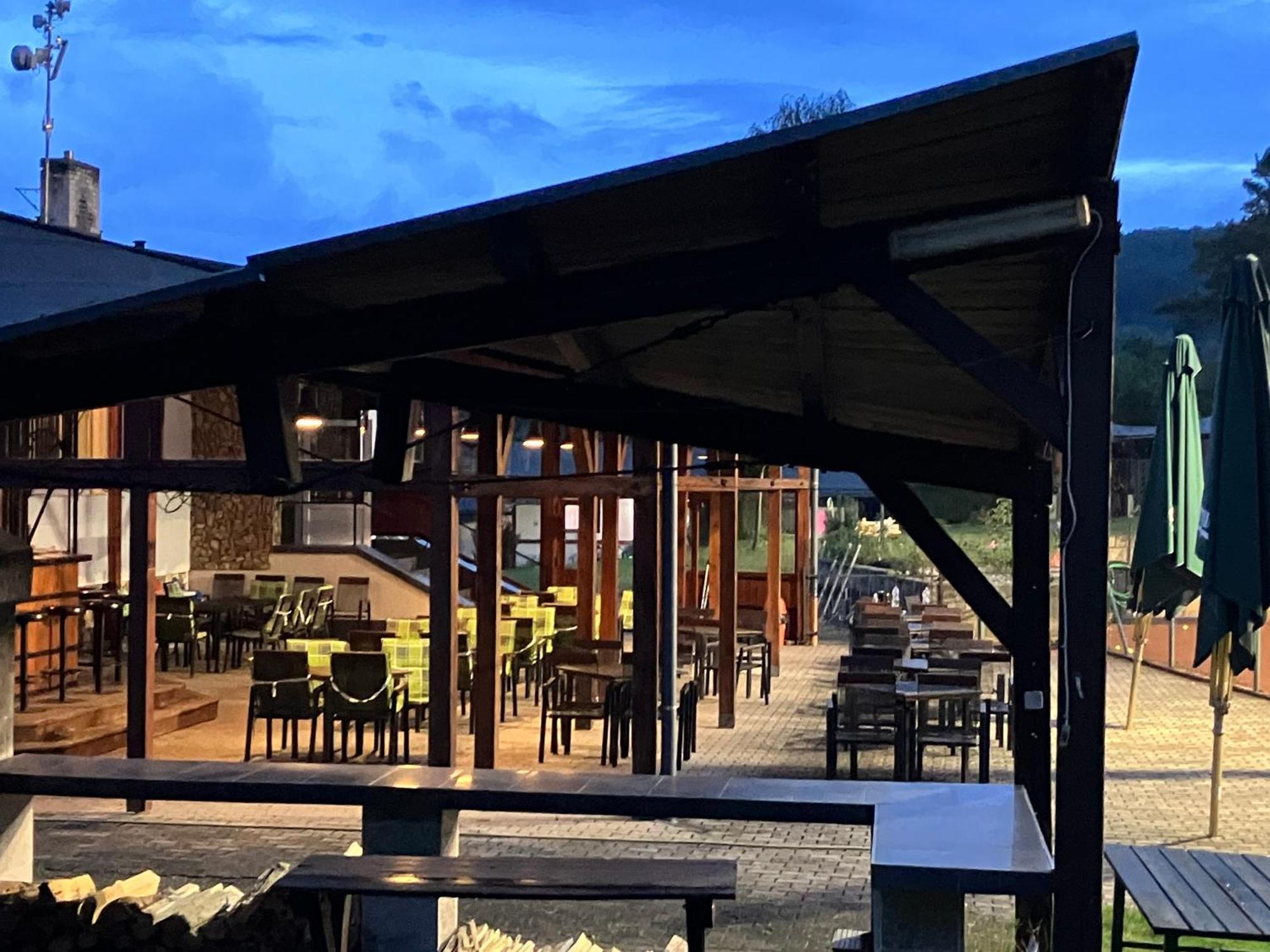Raj Sportovni A Rekreacni Resort Branzez Knezmost ภายนอก รูปภาพ