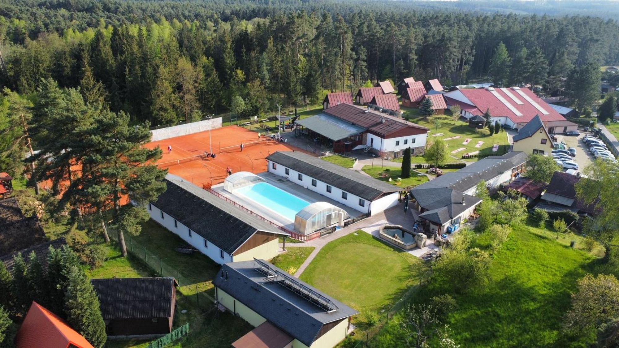Raj Sportovni A Rekreacni Resort Branzez Knezmost ภายนอก รูปภาพ