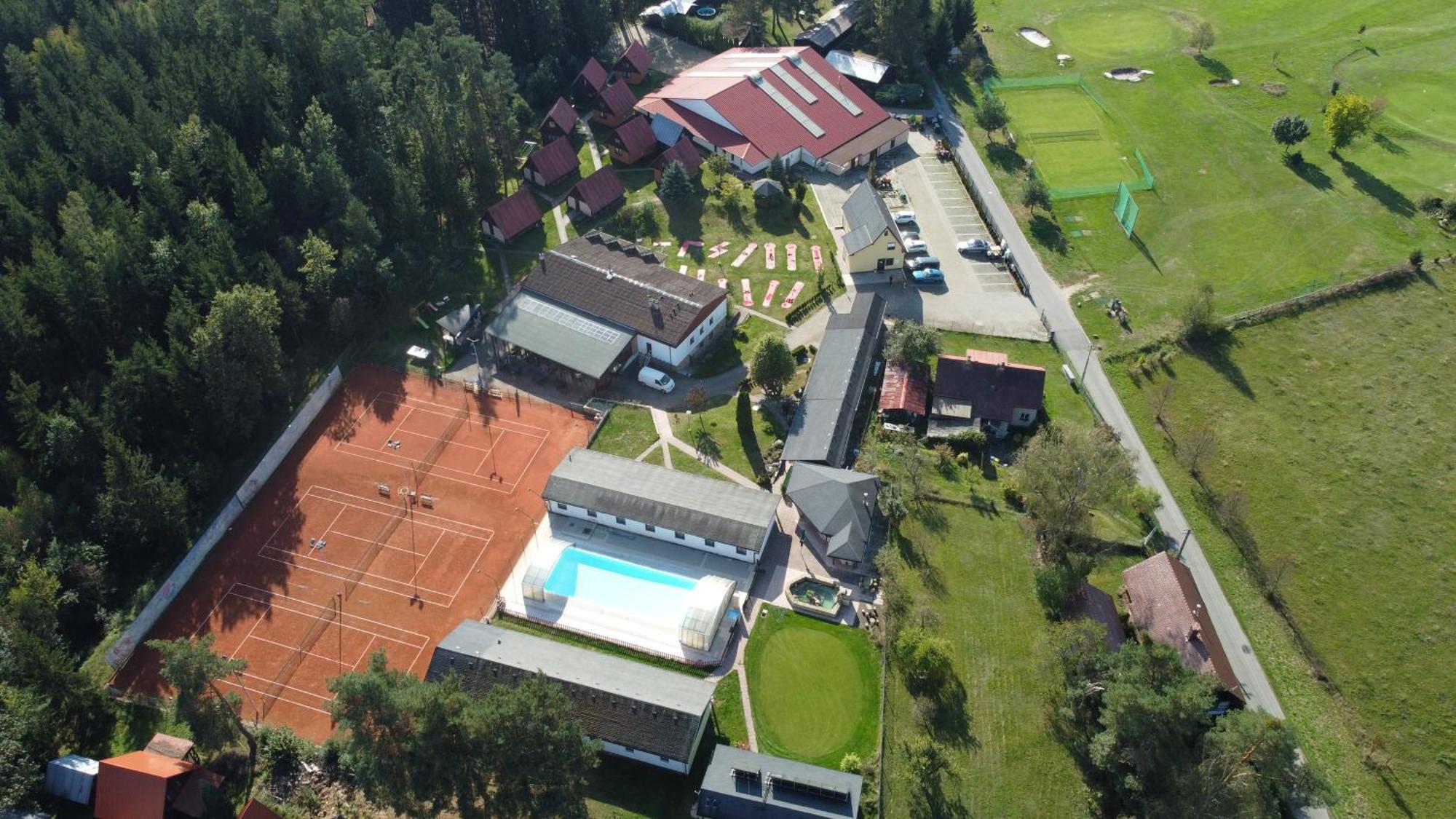 Raj Sportovni A Rekreacni Resort Branzez Knezmost ภายนอก รูปภาพ